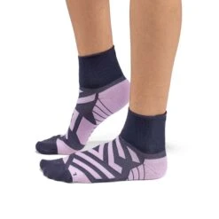 On | Women's Performance Mid Sock -Clothing Sale Store 355.00833 W On PerformanceMidSock side