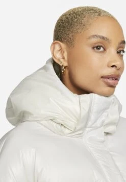 Nike Sportswear W Nsw Tf Synfl City Hd Jkt - Winter Jacket - Light Bone/Black -Clothing Sale Store 6bb3f565f63a4b7a9c3a7ee31ef1f0ba