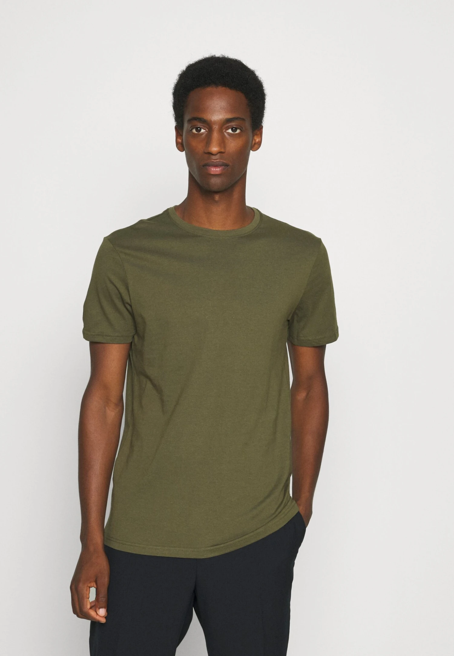 Pier One 5 Pack - Basic T-Shirt - White/Dark Grey/Black 5 Pier One 5 Pack - Basic T-Shirt - White/Dark Grey/Black - Image 5