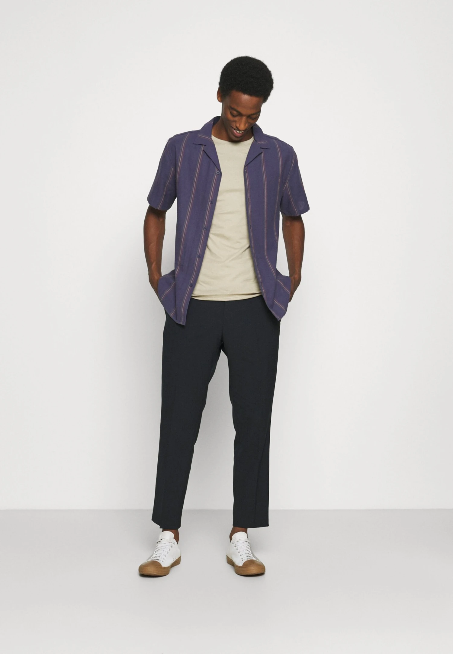 Pier One 5 Pack - Basic T-Shirt - White/Dark Grey/Black 1 Pier One 5 Pack - Basic T-Shirt - White/Dark Grey/Black