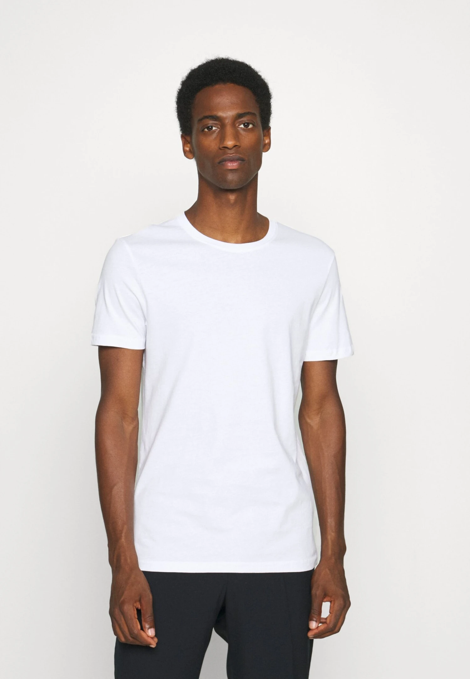 Pier One 5 Pack - Basic T-Shirt - White/Dark Grey/Black 4 Pier One 5 Pack - Basic T-Shirt - White/Dark Grey/Black - Image 4