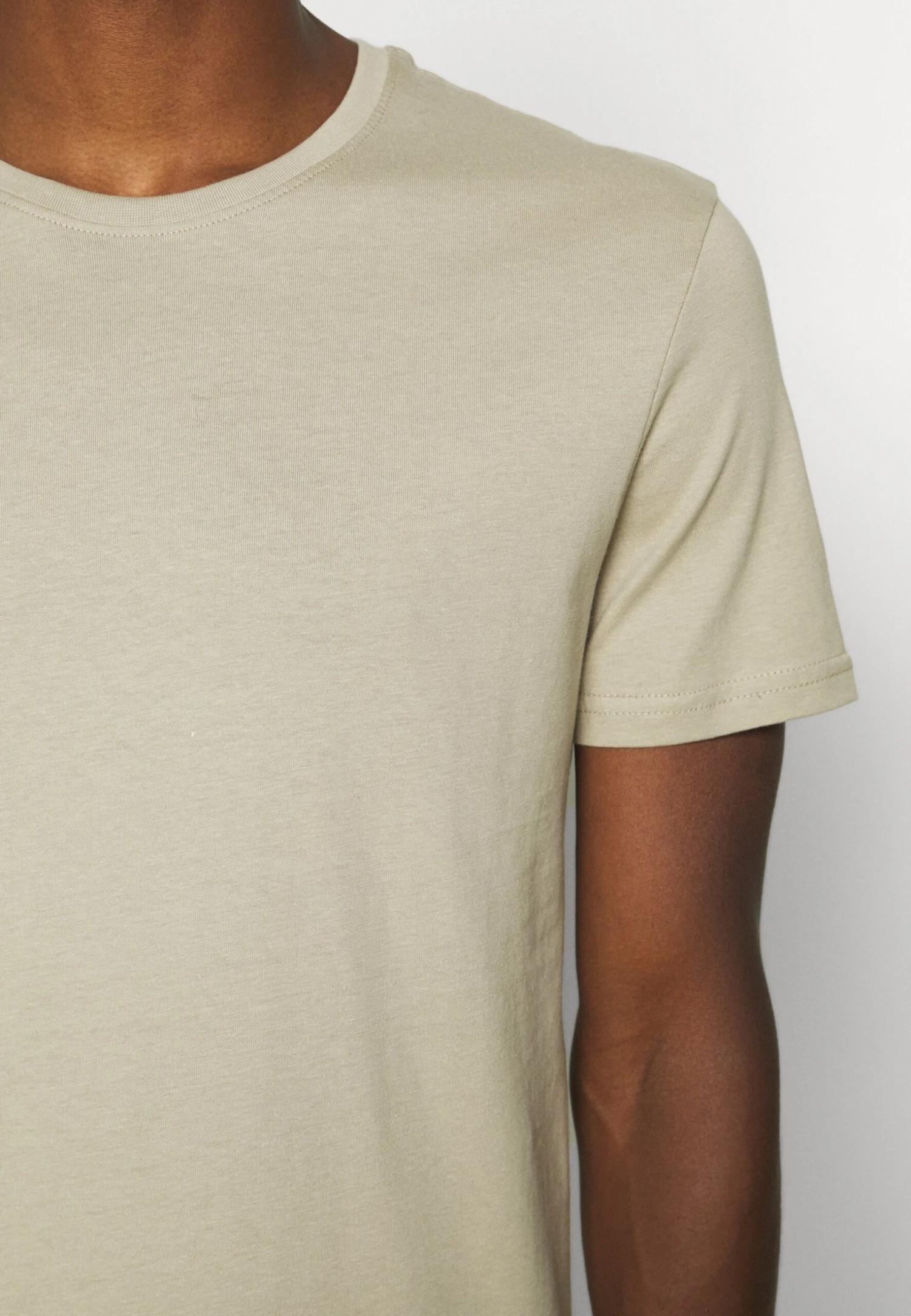 Pier One 5 Pack - Basic T-Shirt - White/Dark Grey/Black 7 Pier One 5 Pack - Basic T-Shirt - White/Dark Grey/Black - Image 7